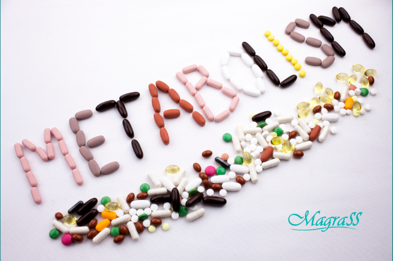 Frutas e vegetais coloridos em uma mesa de cozinha moderna com luz natural e jarra de vidro com água.